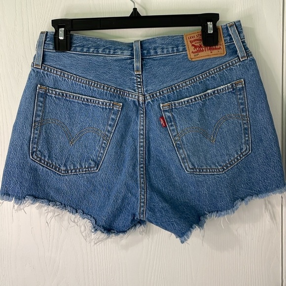 Levi's 501 NWOT Button Up Medium Wash Fringe High Rise Denim Shorts Size 28 - Picture 2 of 7